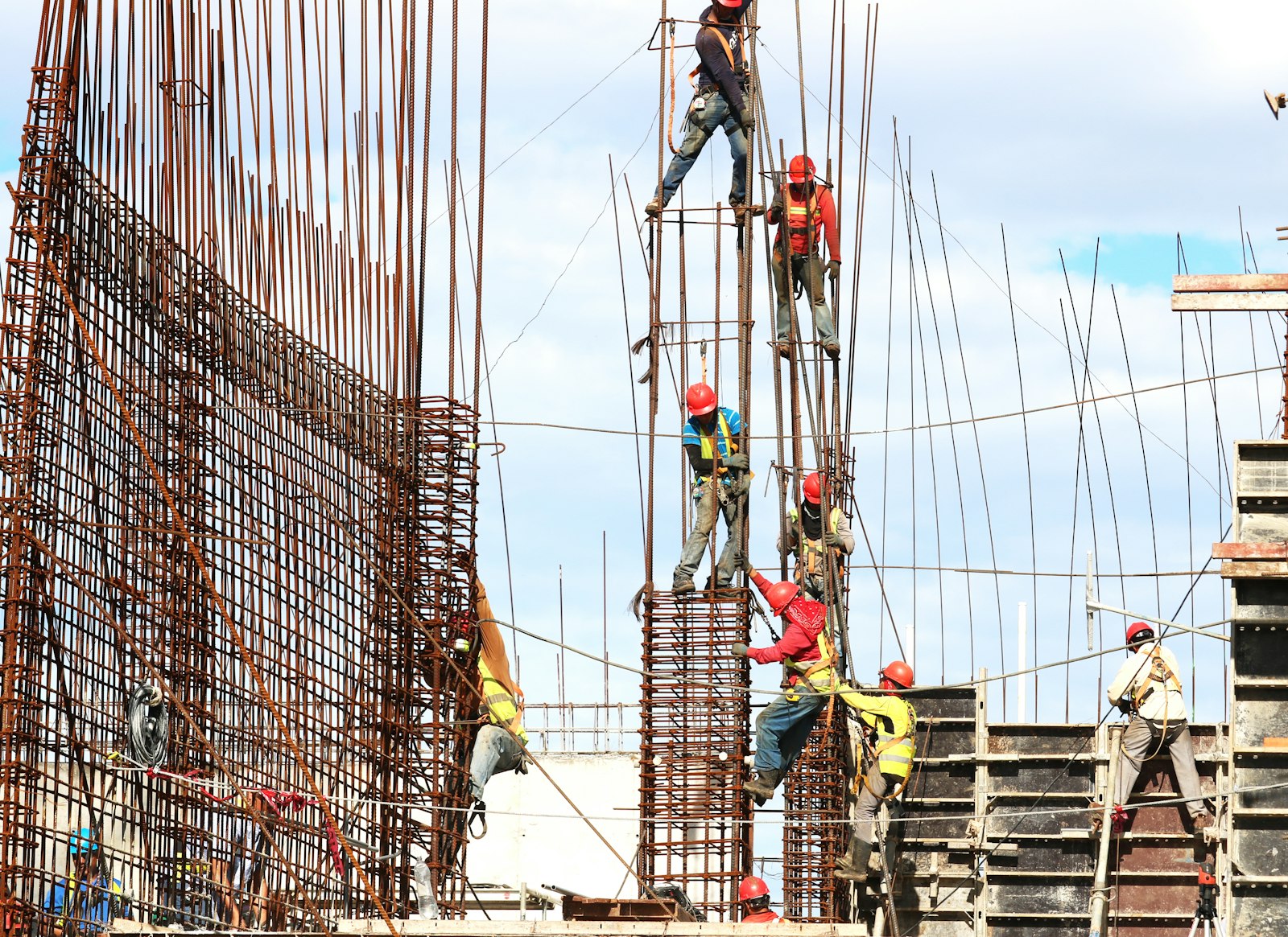 Ouvriers sur une structure de ferraillage